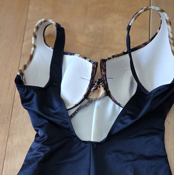 Size 16 Miraclesuit Black and Multicolor Swimsuit EXCELLENT Condtion - Picture 4 of 6